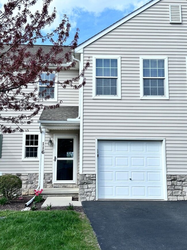 Building Photo - 3 Bedroom 2.5 Bathroom Townhome in Palmyra