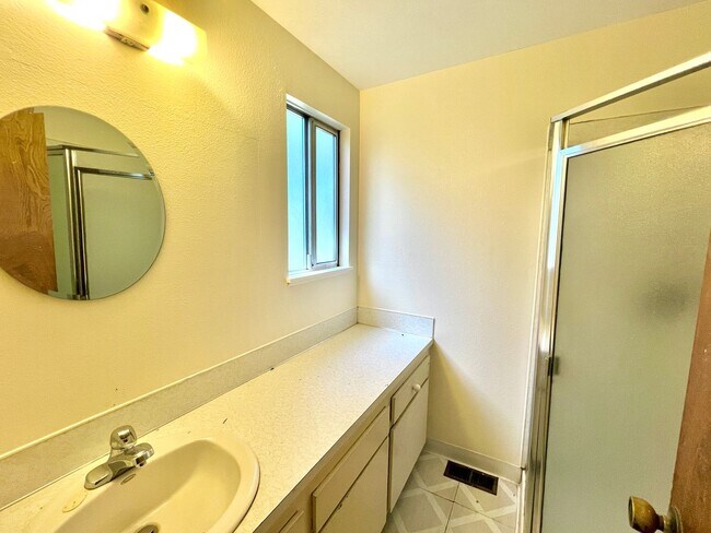 Building Photo - South Tabor Neighborhood Home with Spaciou...