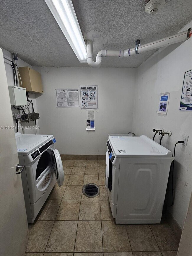 Building Photo - 6900 Bay Dr