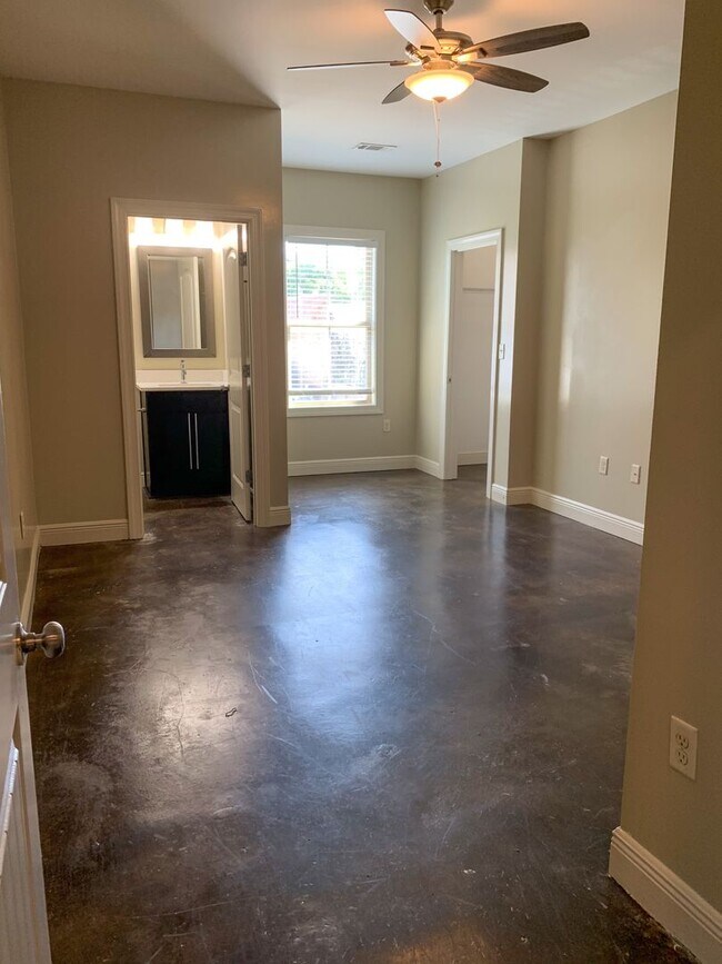 Building Photo - 1420 A-B Cloverdale