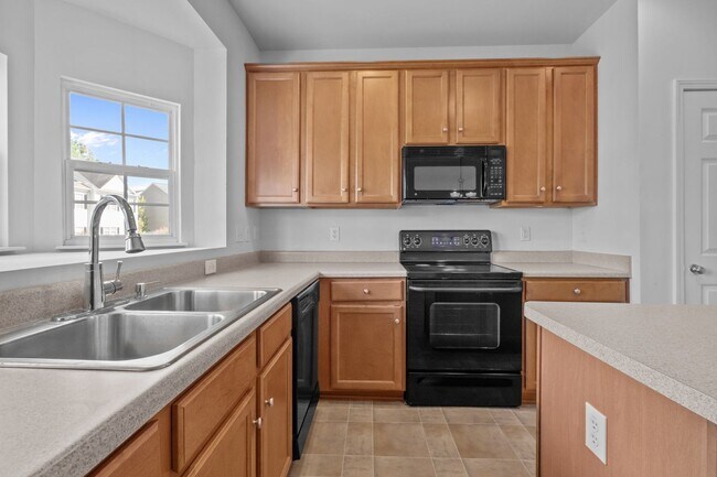Building Photo - Spacious 3-Story End-Unit Townhome Near RTP