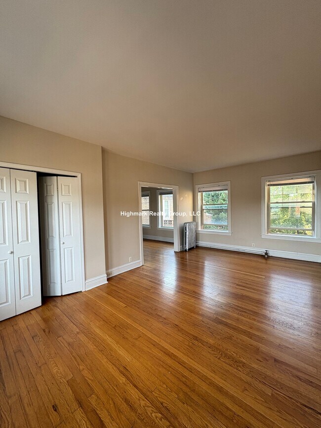 Building Photo - 830 Reba Pl