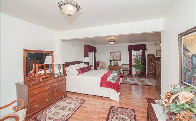 Building Photo - "Charming 2-Bed Home with Spacious 1700 Sq Ft Layout, FENCED yard!"