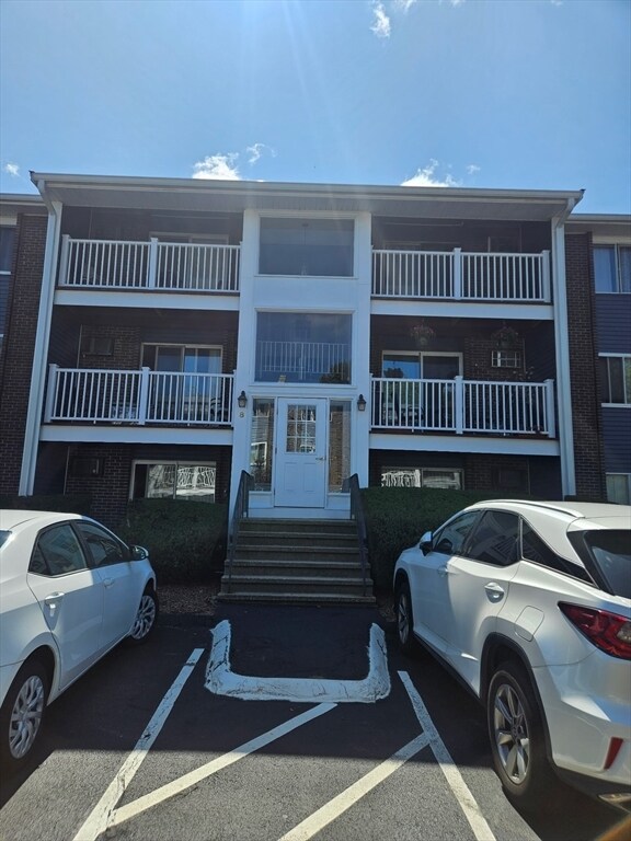 Building Photo - 8 Woodcrest Ct