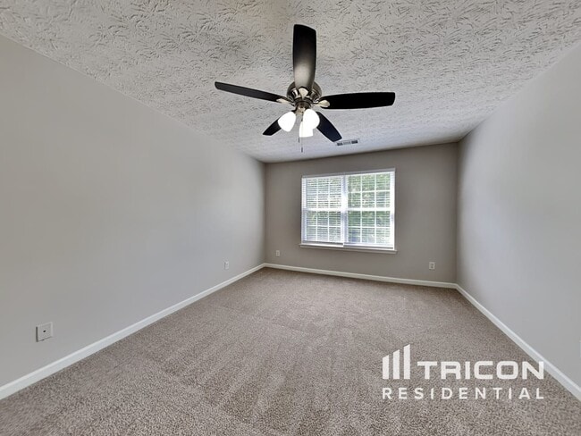 Building Photo - 13 Red Maple Way