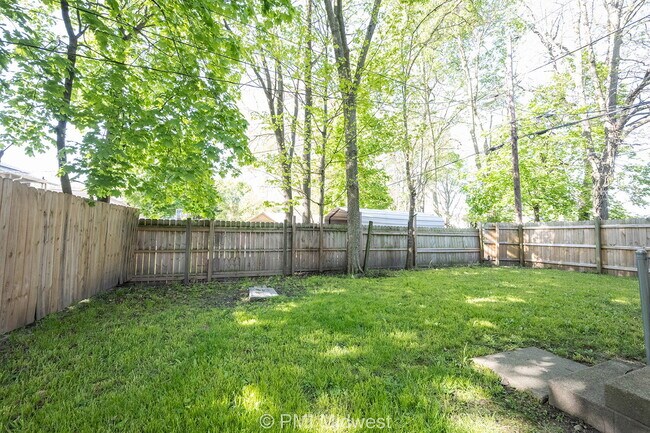 Building Photo - "Charming 3-Bed Duplex Gem in Indianapolis – Spacious 1300 Sq Ft Haven!"