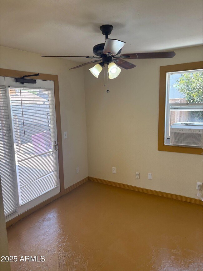 Building Photo - 4027 E Windrose Dr