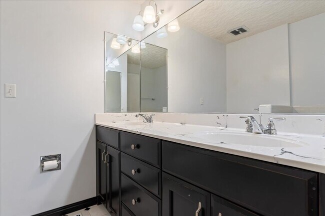 Building Photo - Perfect Family Home! 5 Beds, 3 Baths in Pl...