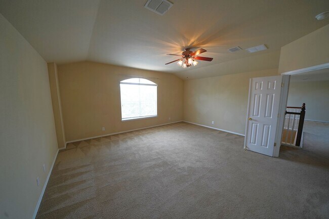 Building Photo - Spacious Home in Cibolo with 3 Car Garage! Realor Commission: $750