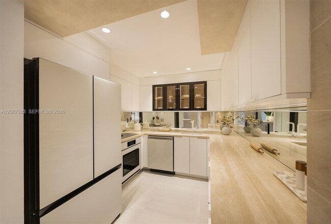 Building Photo - 2301 Collins Ave