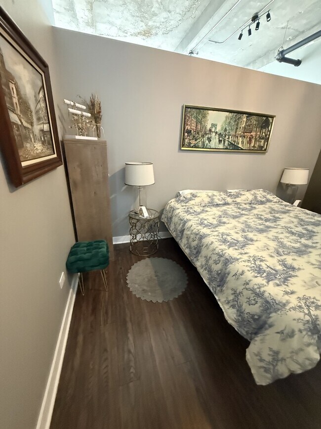 Building Photo - 320 E 21st St