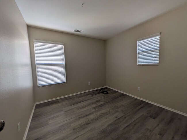 Building Photo - Beautiful 3 bedroom home