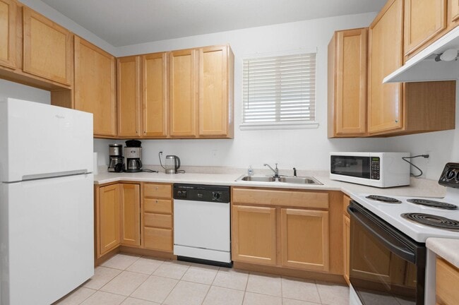Building Photo - Relaxing townhome in Monument Villas