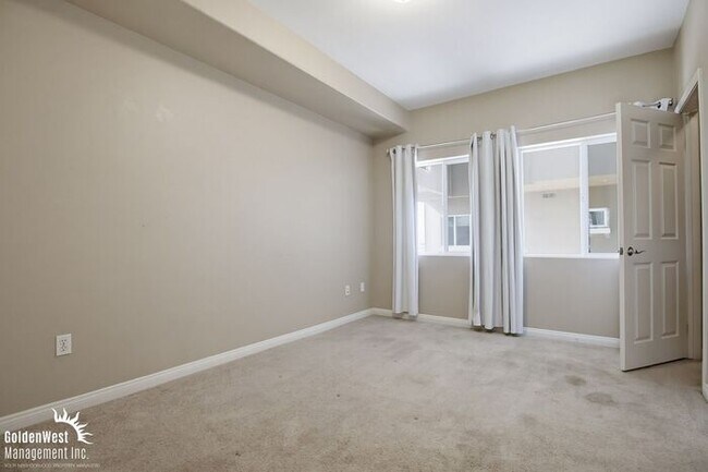 Building Photo - Modern 2Bdm 2Ba Condo in the Heart of Bankers Hill - MI Special