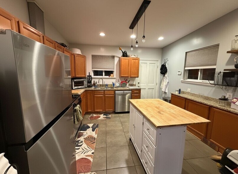 Building Photo - 1328 W Lombard St