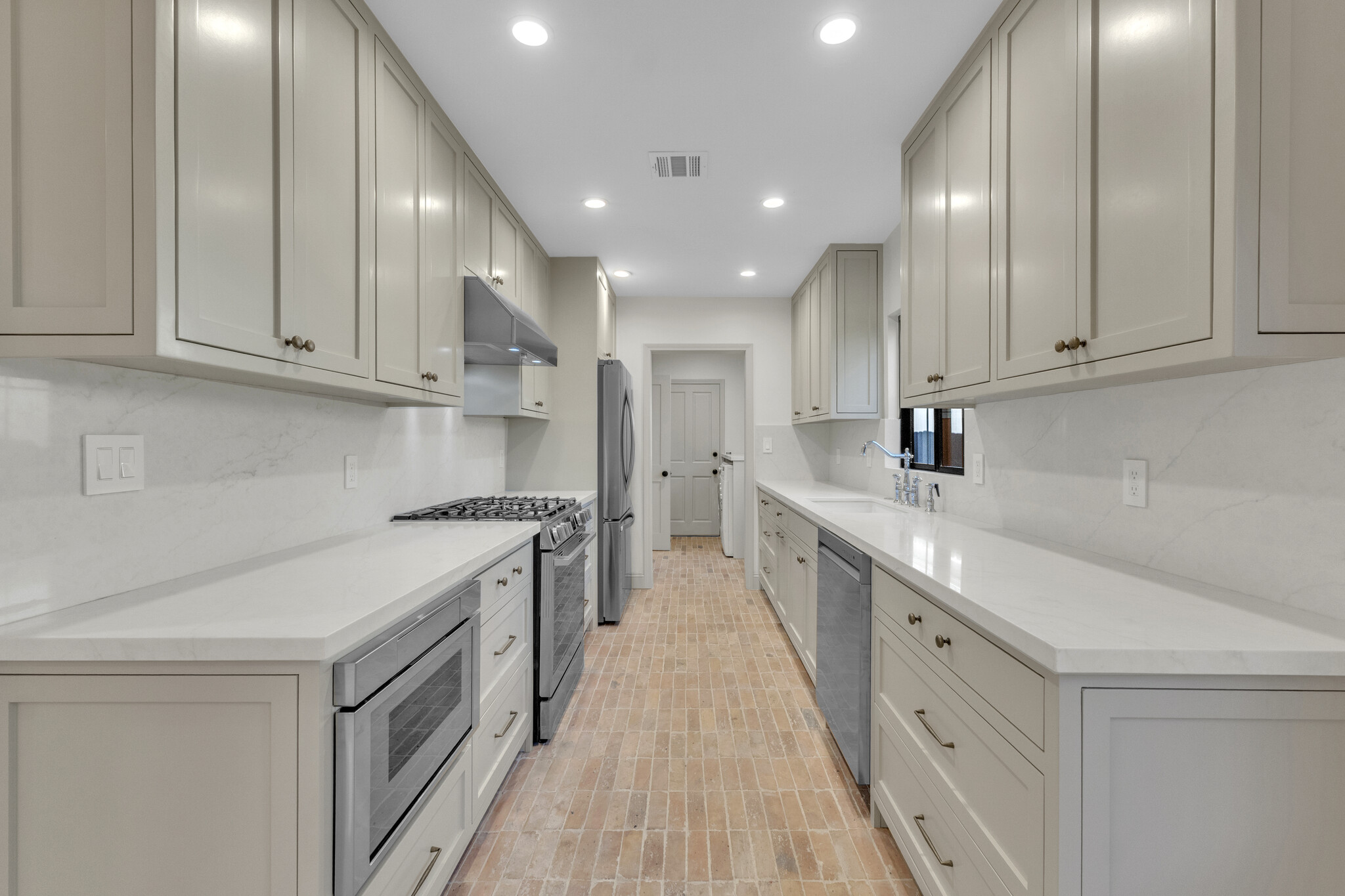 Kitchen - 4316 Bellaire Ave