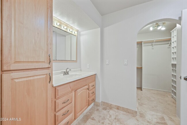 Building Photo - 1831 E La Jolla Dr