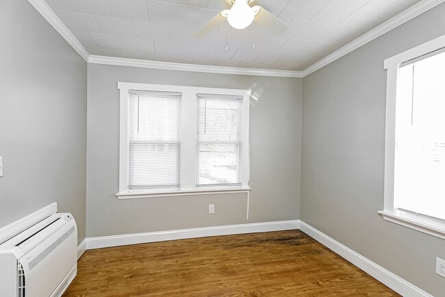 Building Photo - 2/1 House - Just Renovated Kitchen & Bath