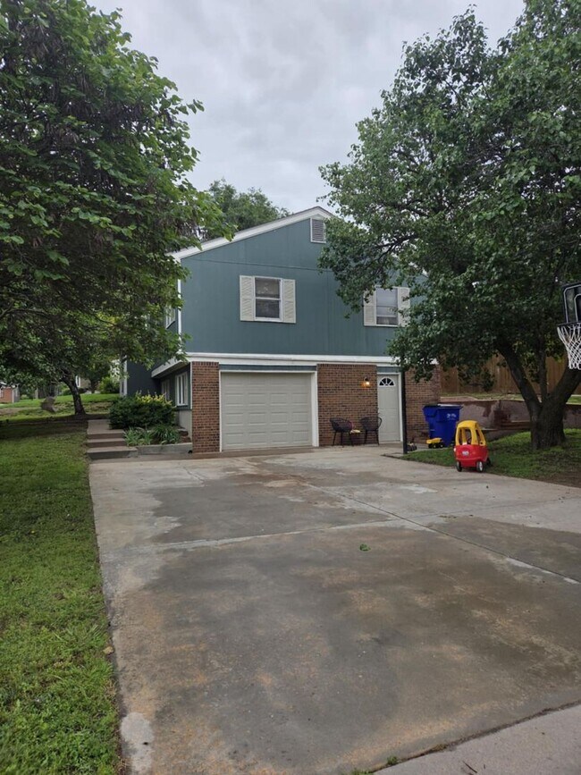 Building Photo - 609 Wheatland Dr