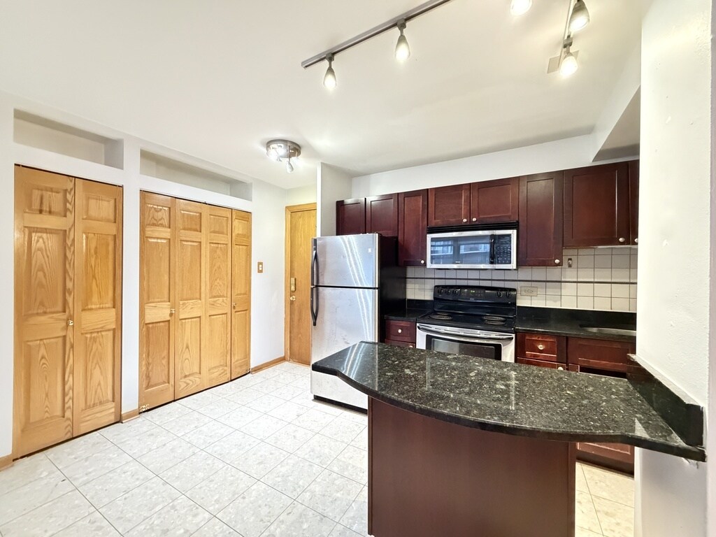 Building Photo - 4180 N Marine Dr