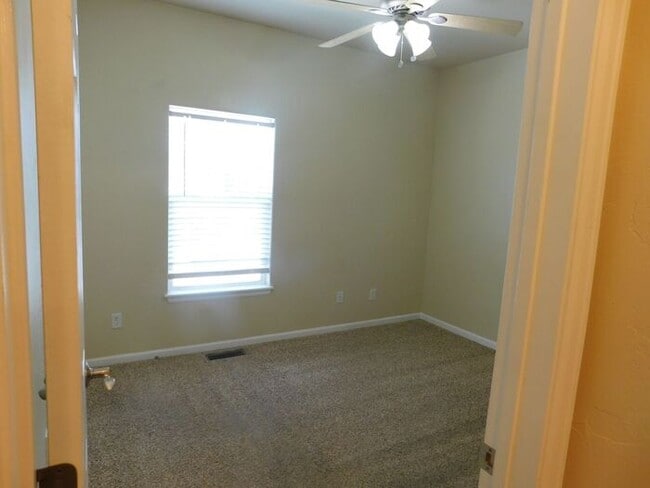 Building Photo - Modern & Spacious 2-Bed, 2.5-Bath Townhome...