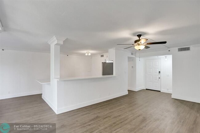 Building Photo - 105 Lake Emerald Dr