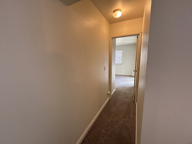 Building Photo - Refreshed 4bed 2bath in Roseville