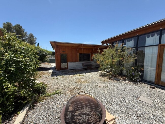 Building Photo - High Desert Retreat- 3 Bedrooms, 2 Bathroo...