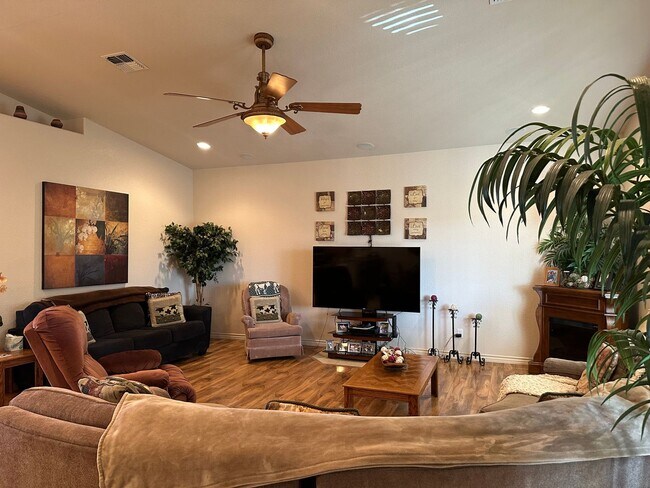 Building Photo - Fully Furnished Short-Term Rental in Fort Mohave-3BD/2BA