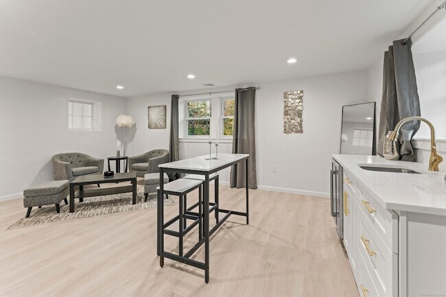 Building Photo - 45 Westledge Rd