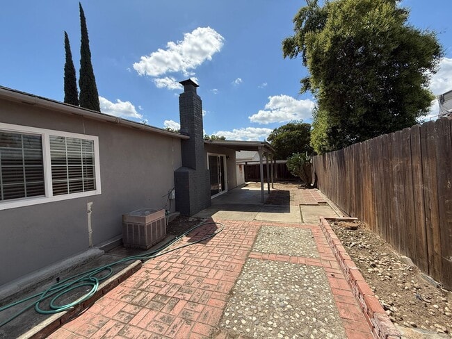 Building Photo - Updated single story near shopping and fre...