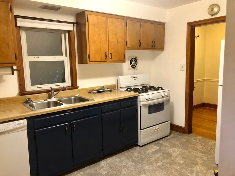 Kitchen - 2792 Colonial Ave SW