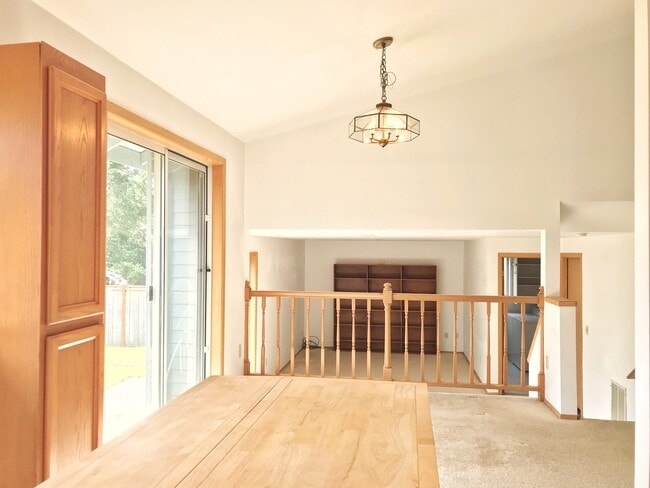 Building Photo - Great 3 bed with huge yard!