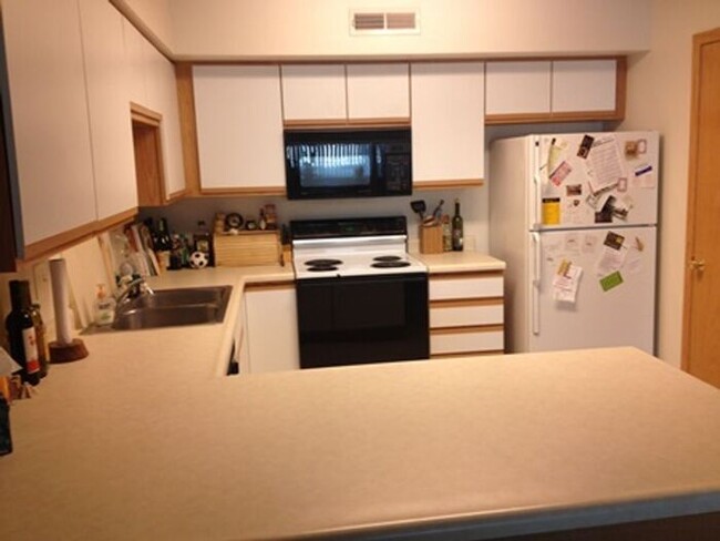 Building Photo - $1,200 | 2 Bedroom, 1 Bathroom Condo | No ...