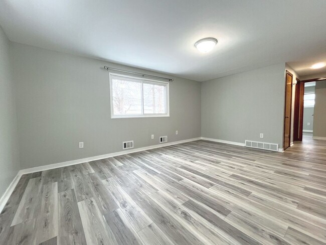 Building Photo - 424 Springville Ave