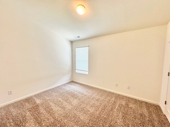 Building Photo - Charming 2 br 2.5 ba townhome covered fron...