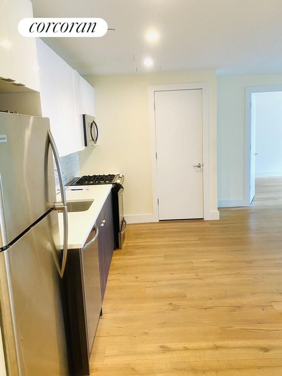 Building Photo - 25-21 43rd Ave