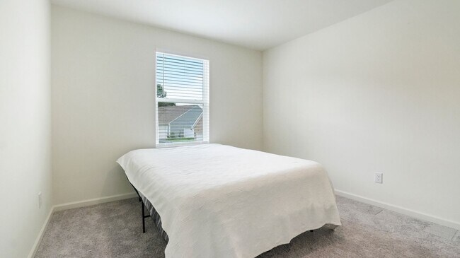 Building Photo - 4 bedroom 2.5 bathroom Single Family Home