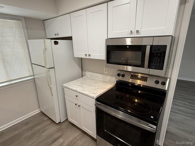 Building Photo - 250 E Thirteen Mile Rd