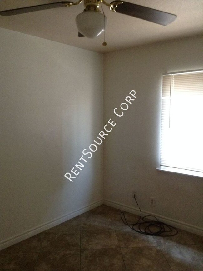 Building Photo - 2 Bedroom Condo For Rent in Barstow