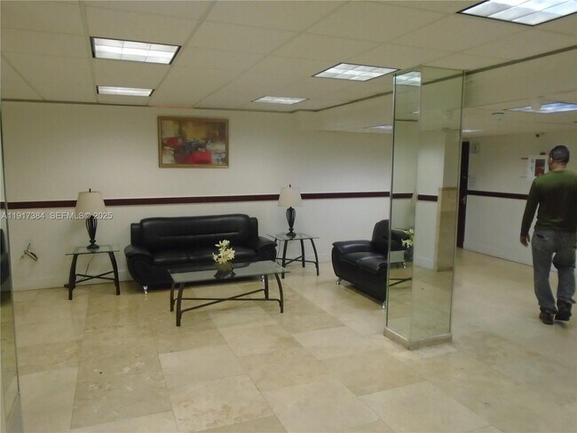 Building Photo - 4174 Inverrary Dr