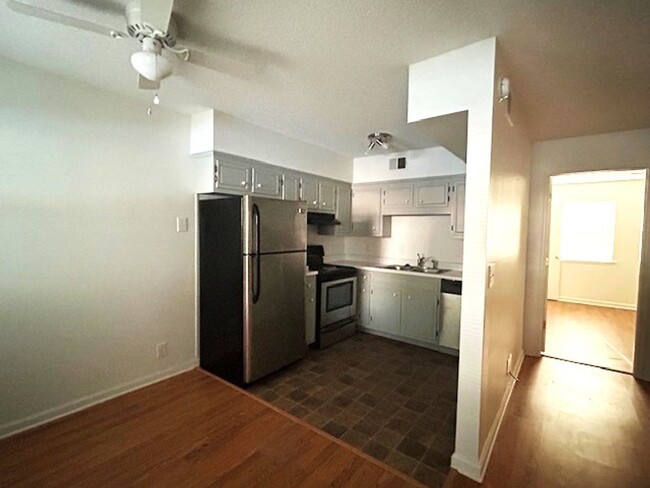 Building Photo - Nice 1 Bedroom, 1 Bath, one-level condo cl...