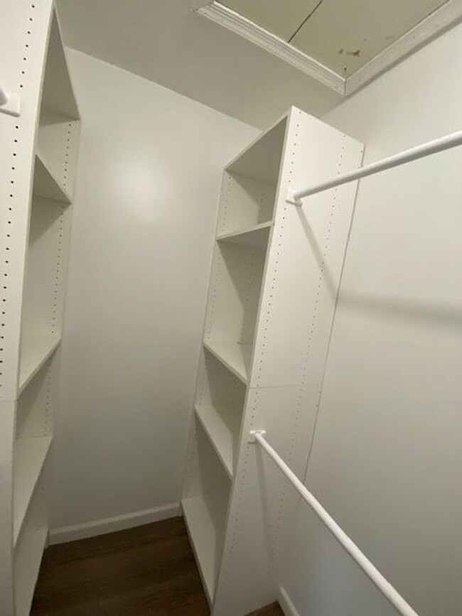 Building Photo - Two Bedroom Three Bathroom Condo in Hollan...