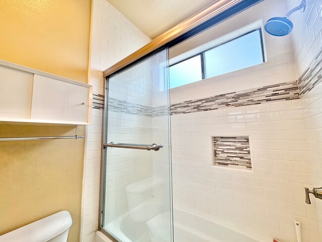 Building Photo - Modern 1BR in Valley Glen w/ Fireplace + Balcony