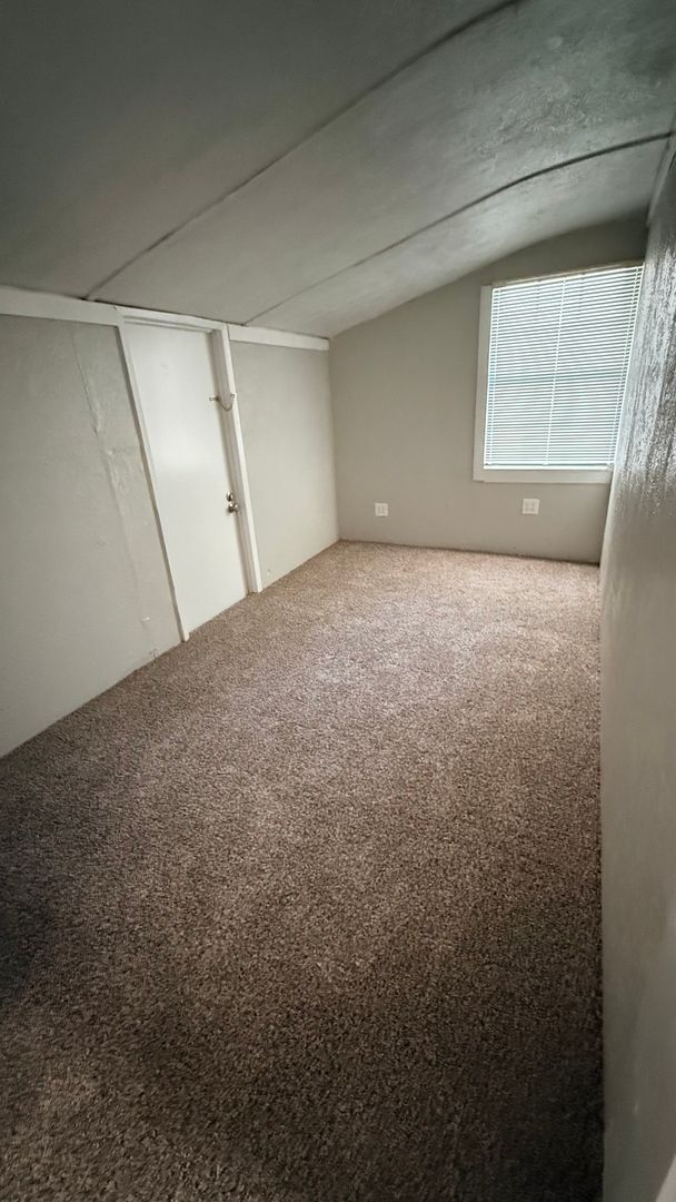 Building Photo - 3 bed/1 bath, with carport - Interior upda...