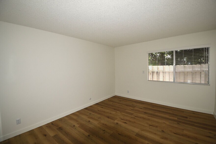 Building Photo - 6115 Whitsett Ave