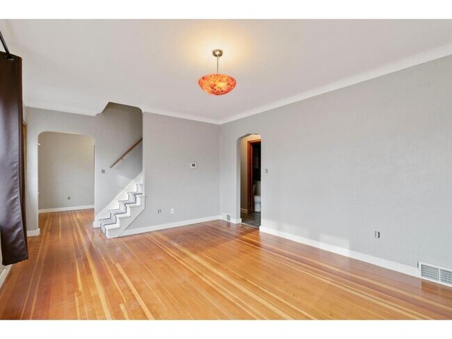 Building Photo - 723 Laurel Ave