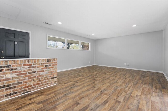 Building Photo - 207 Cache Cir