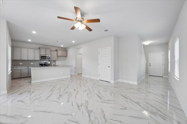 Building Photo - 10 Greenbriar Lp