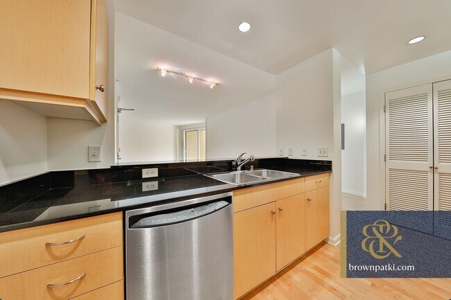 Building Photo - 140 S Van Ness Ave